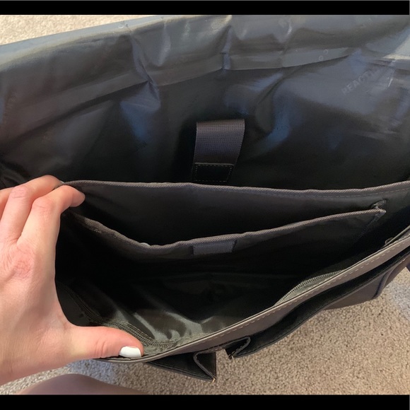 Kenneth Cole Messenger Bag - Picture 4 of 4